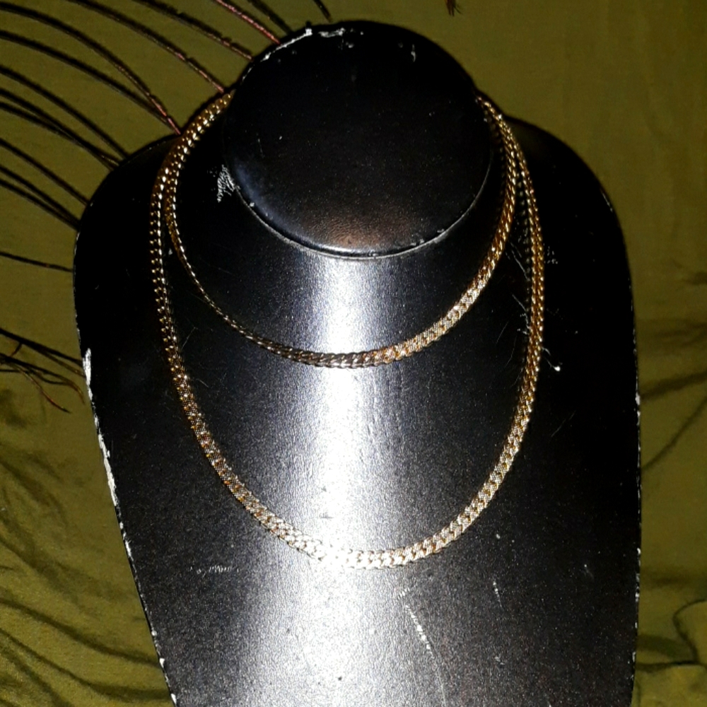 Gold toned chain